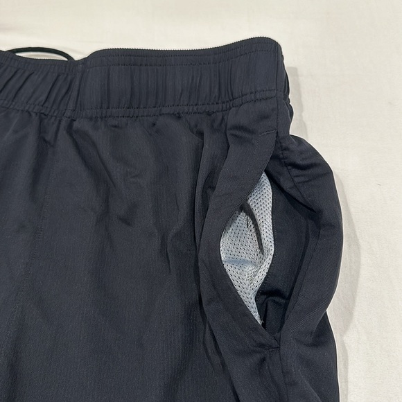 Men’s UH Under Armour shorts - Picture 4 of 6